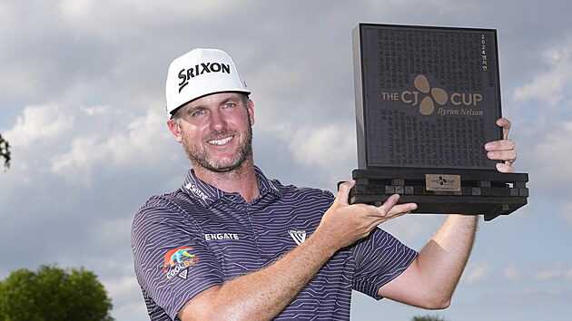 Golfista Taylor Pendrith s trofejí pro vgítze turnaje  Byron Nelsonv McKinney.