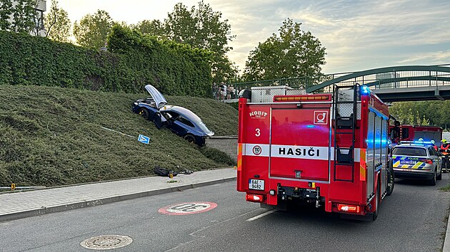 Řidič z neznámých důvodů sjel z vozovky a srazil maminku s kočárkem. (1. května 2024)