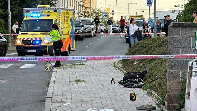 Řidič z neznámých důvodů sjel z vozovky a srazil maminku s kočárkem. (1. května 2024)