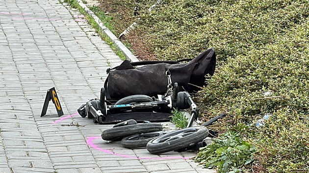 Řidič z neznámých důvodů sjel z vozovky a srazil maminku s kočárkem. (1. května 2024)
