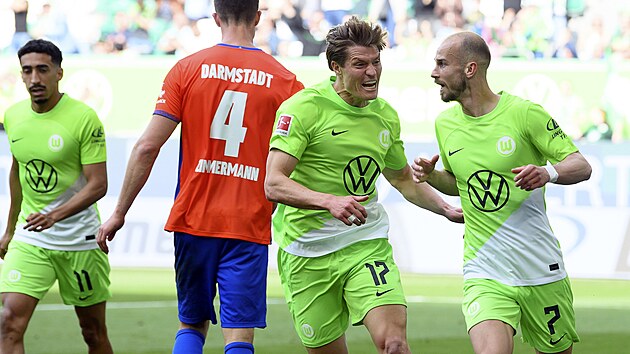 Václav erný (vpravo) oslavuje se spoluhrái gól do sít Darmstadtu.