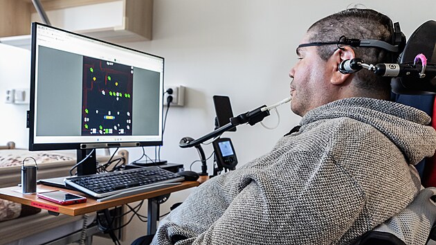 Ovládání chytré domácnosti pomocí ústní myši, kterou hendikepovaní používají i k práci s počítačem.