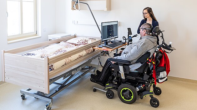 Ovládání chytré domácnosti pomocí ústní myši, kterou hendikepovaní používají i k práci s počítačem.