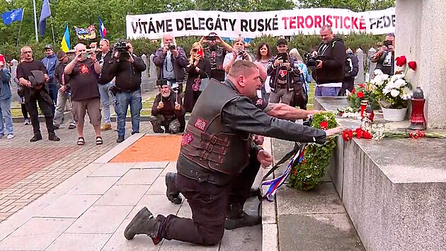 Putin je vrah, vtal protest motorke u hrob sovtskch vojk v Praze.