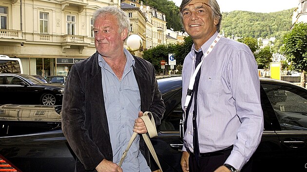 Bernard Hill spolen s Jim Bartokou ped Grandhotelem Pupp. Britsk herec byl hostem 39. ronku MFF Karlovy Vary v roce 2004.