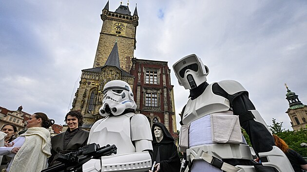 Fanouci Star Wars proli v kostýmech centrem Prahy. (4. kvtna 2024)