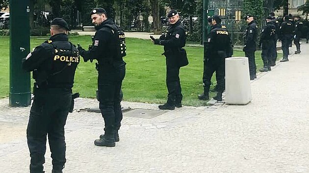 Policisté prohledávali širší okolí Křižíkových sadů v Plzni, kde v úterý pobodal bezdomovec svoji přítelkyni. Ta později v nemocnici zemřela.