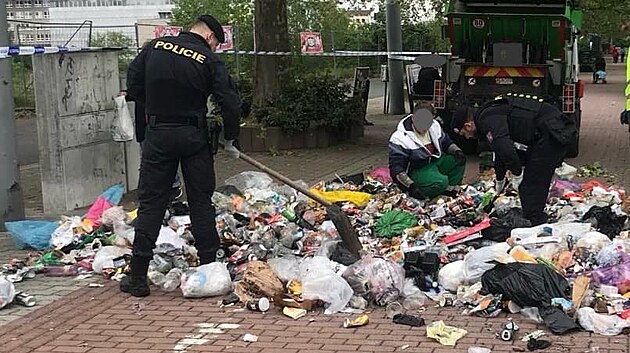 Policisté prohledávali širší okolí Křižíkových sadů v Plzni, kde v úterý pobodal bezdomovec svoji přítelkyni. Ta později v nemocnici zemřela.