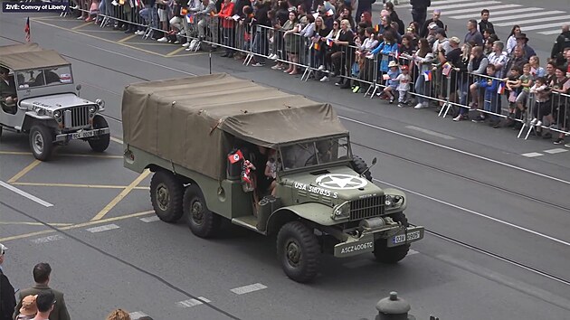 Vlajeka s hkovm kem se objevila bhem Slavnost svobody v Plzni pi jzd vojenskch vozidel Convoy of Liberty. Ppadem se zabv policie.