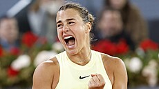 Aryna Sabalenková slaví vítzství v semifinále turnaje v Madridu.