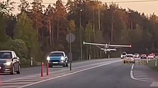 Letadlo s pokozeným motorem nouzov pistálo na dálnici v Lotysku
