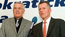 Miroslav Macek (vpravo) a Václav Klaus na snímku z roku 1999