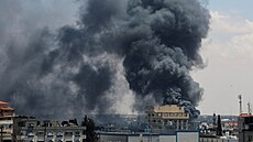 Kou stoupá z budov po izraelském úderu v Rafáhu na jihu pásma Gazy. (7. kvtna...