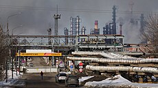 Nad ropnou rafinerií v Rjazani, kterou zasáhl poár, stoupá dým. (13. bezna...