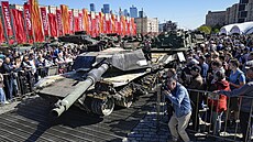 Návtvníci si v Moskv prohlíejí obrnnou techniku a vybavení, které ruská armáda ukoistila ukrajinským silám.