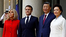 Francouzský prezident Emmanuel Macron a jeho manelka Brigitte Macronová vítají...