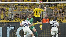 Dortmundský útoník Niclas Füllkrug se snaí zakonit hlavou proti brán PSG.