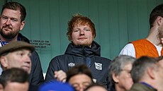Zpvák Ed Sheeran sleduje zápas Ipswiche ve druhé anglické lize Championship.