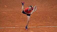 Ruský tenista Daniil Medvedv podává ve tvrtfinále turnaje v Madridu.