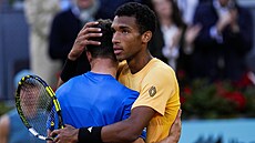 Kanadský tenista Félix Auger-Aliassime (vpravo) utuje Jiího Leheku, který...
