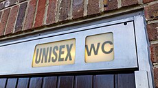 Unisex záchod v Británii v  Midhurstu v Západním Sussexu (2. listopadu 2020)
