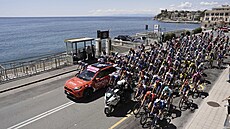 Peloton ped ostrým startem páté etapy italského Gira.