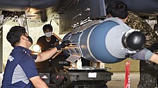 Manipulace s navádnou bombou JDAM. Zde v srpnu 2023 v Jiní Koreji.