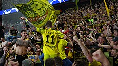 Marco Reus slaví s fanouky Borussie Dortmund postup do finále Ligy mistr.