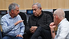 éf izraelské bezpenostní sluby in bet Ronen Bar (vpravo), izraelský premiér...