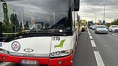 V Chuchli se stetl autobus s osobním vozem (6. kvtna 2024)