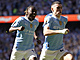Phil Foden a Jeremy Doku z Manchesteru City slaví vstelený gól.