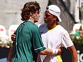 Francouzský tenista Alexander Müller (vpravo) se zdraví s Andrejem Rubljovem.