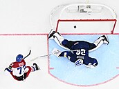 Hokejista Ondej Kae dává gól finskému brankái