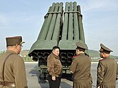 Severokorejský vdce Kim ong-un dohlíí na zkuební odpálení nového raketového...