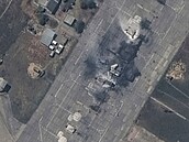 Satelitní fotky útoku ukrajinské armády na ruské letouny na Krymu. Podle CNN...