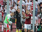 Rozhodí Dalibor erný vyluuje v nadstavbovém derby Lukáe Haraslína ze Sparty.
