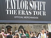 Swifties stojí frontu na oficiální merch bhem koncertu Taylor Swiftové na...