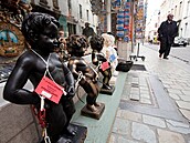 Symbol Bruselu, rající panáek Manneken pis, je v ulicích hlavního msta...