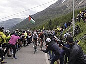 Hlavní skupina bhem výlapu na Mortirolo v 15. etap Gira