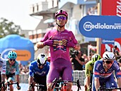 Jonathan Milan z Treku slaví vítzství v jedenácté etap italského Gira.