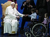 Pape Frantiek bhem kadoroního setkání prorodinných organizací v Auditoriu...