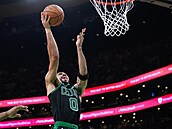 Jayson Tatum (0) z Boston Celtics zakonuje.
