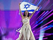 Izraelská zpvaka Eden Golanová pichází na finále Eurovize (11. kvtna 2024).