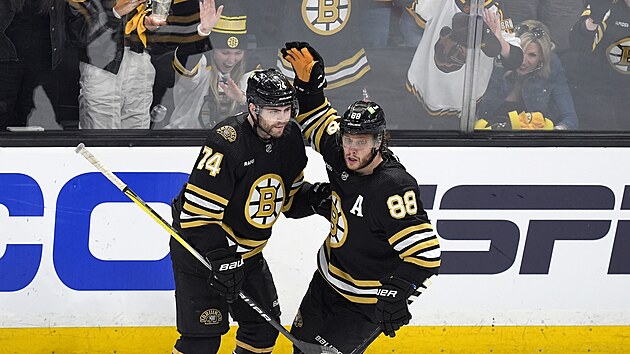 Jake DeBrusk (vlevo) a Davod Pastrňák oslavují gól Bostonu.