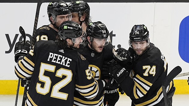Hokejisté Bostonu slaví gól Jakuba Lauka (druhý zprava).