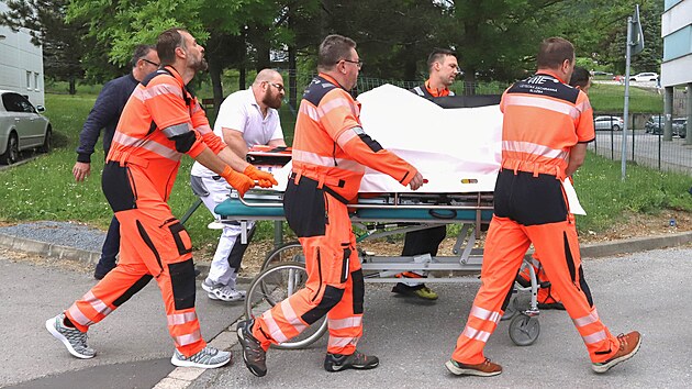 Záchranái odváí posteleného premiéra Fica do nemocnice na operaci. (15....