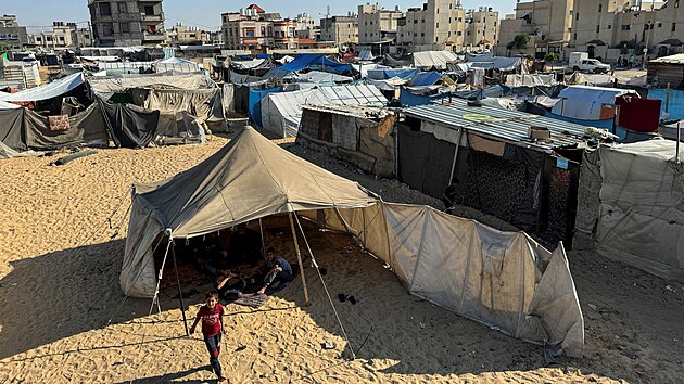 Vysdlen Palestinci, kte utekli ze svch domov kvli izraelsk vojensk ofenzv, se ukrvaj ve stanu v Rafhu na jihu psma Gazy. (13. kvtna 2024)