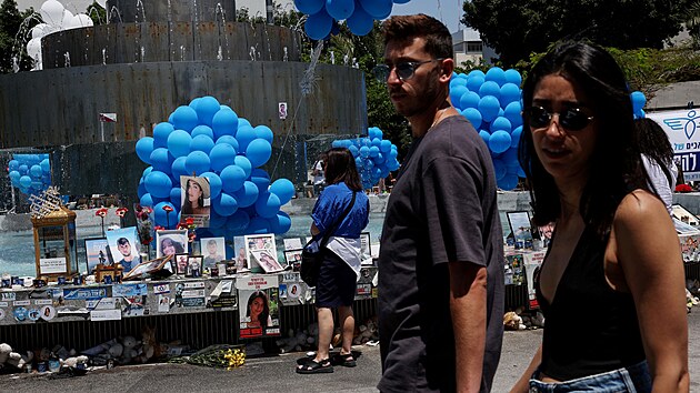 Rozpolcené oslavy. Modré balónky na oslavu zaloení Izraele, hned vedle snímk...