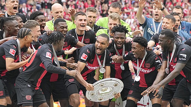 Fotbalisté Leverkusenu slaví zisk mistrovského titulu. Mezi hrái se radují...
