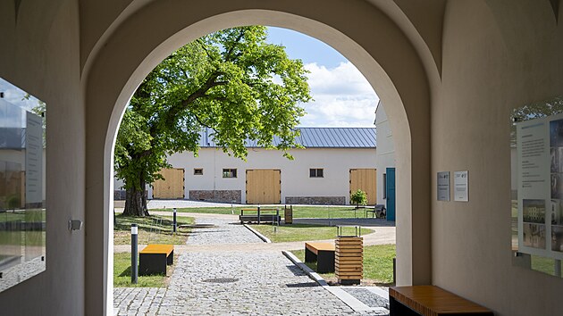 Rekonstrukce hospodářského dvora v Rymicích je kompletní. (květen 2024)